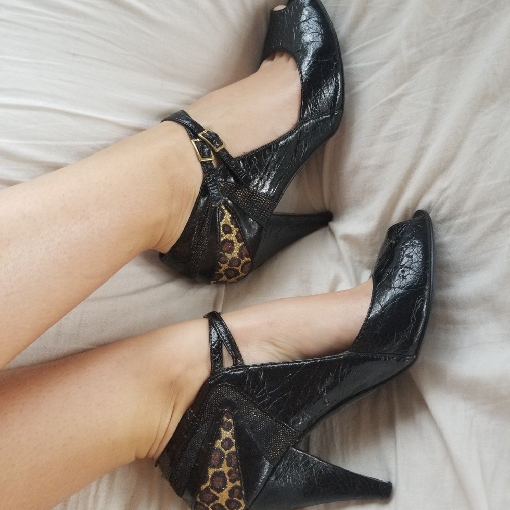 Black heels w leopard print